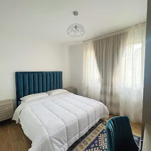 Central City Apartment Tirana Appartamento